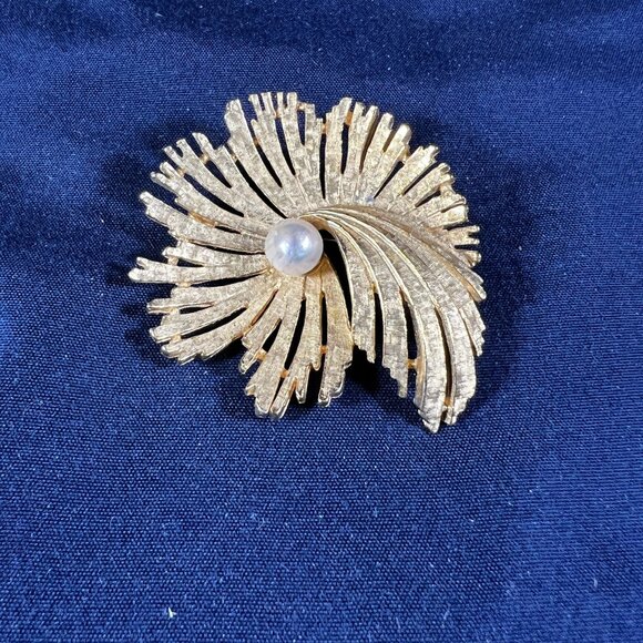 Capri Jewelry - Capri Vintage Gold Tone Brooch With Faux Pearl